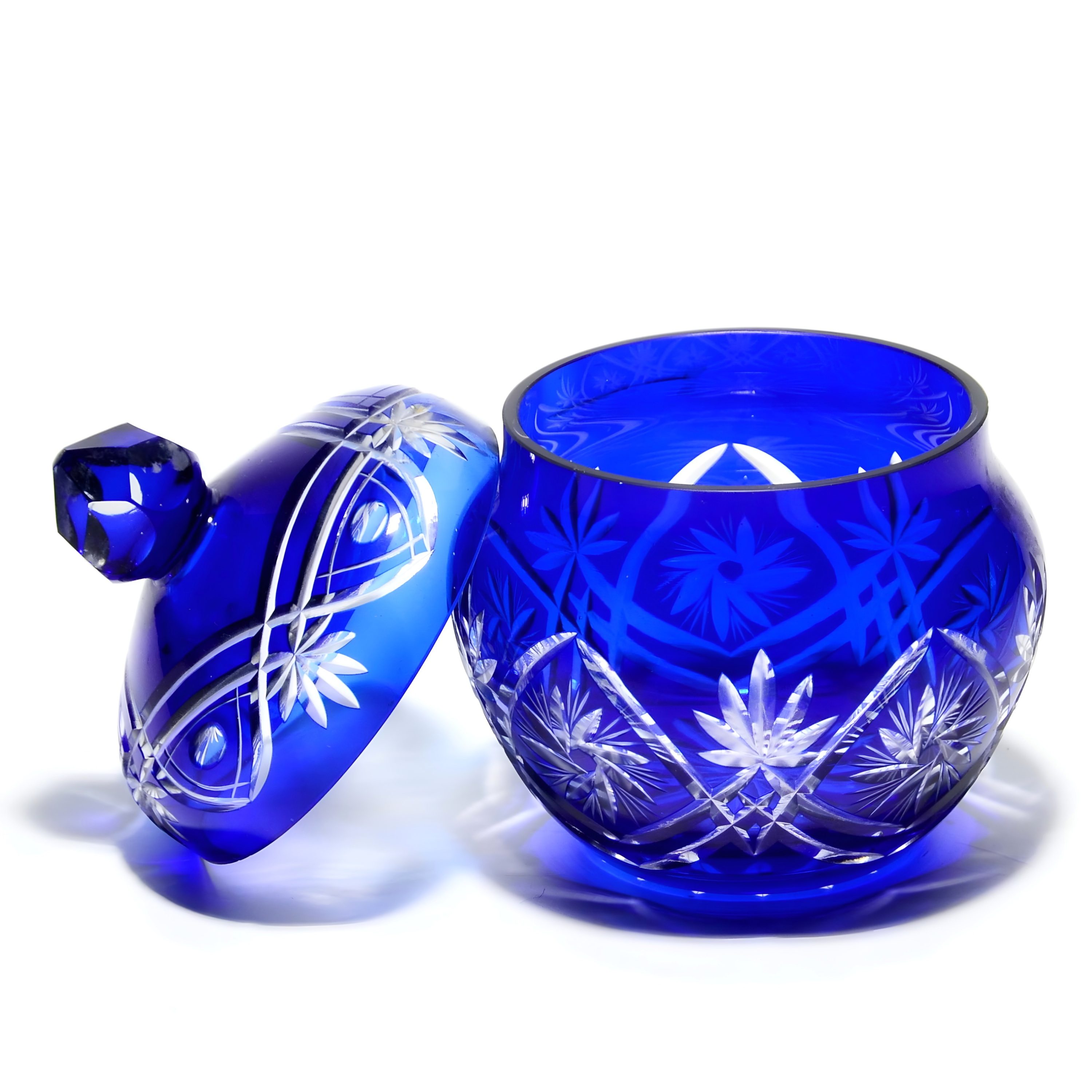 Blaues Kristallglas-Schatzkästchen, Geschliffene Glasbonbonniere, Blaue Kristalltrinketbox, Seltenes Vintage-Bohemia-Glas.